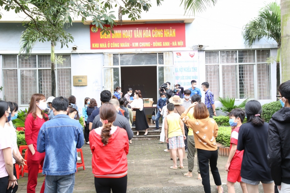 Công nhân, lao động xếp hàng nhận