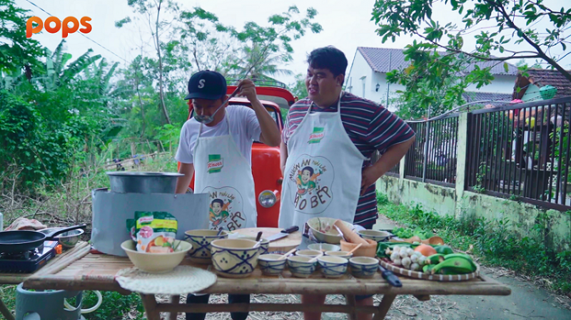 Hoàng Mập xuýt xoa theo dõi Trường Giang trổ tài làm bếp