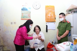 Dược phẩm Tâm Bình và CA phường Ngọc Khánh hỗ trợ gia đình khó khăn bởi Covid-19