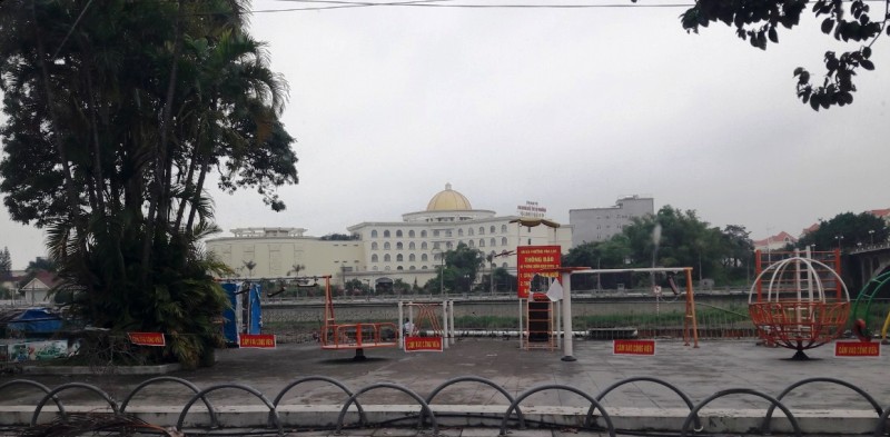 Ông Cù Minh Hải phá hỏng biển thông báo chống dịch ở công viên