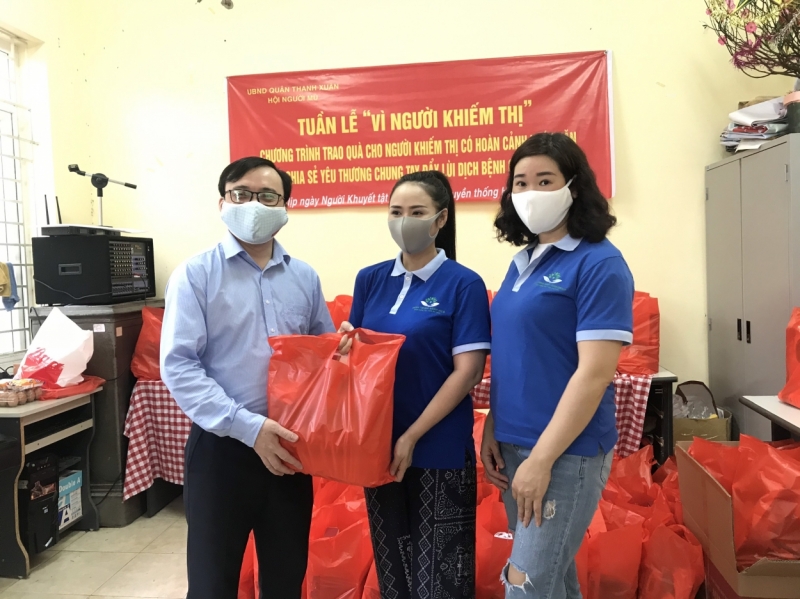 Đại diện Quỹ Hành trình xanh trao quà tới đại diện Hội Người mù quận Thanh Xuân