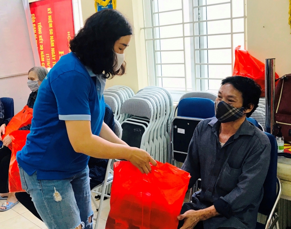 Thành viên của Quỹ Hành trình xanh trao quà tới người khiếm thị