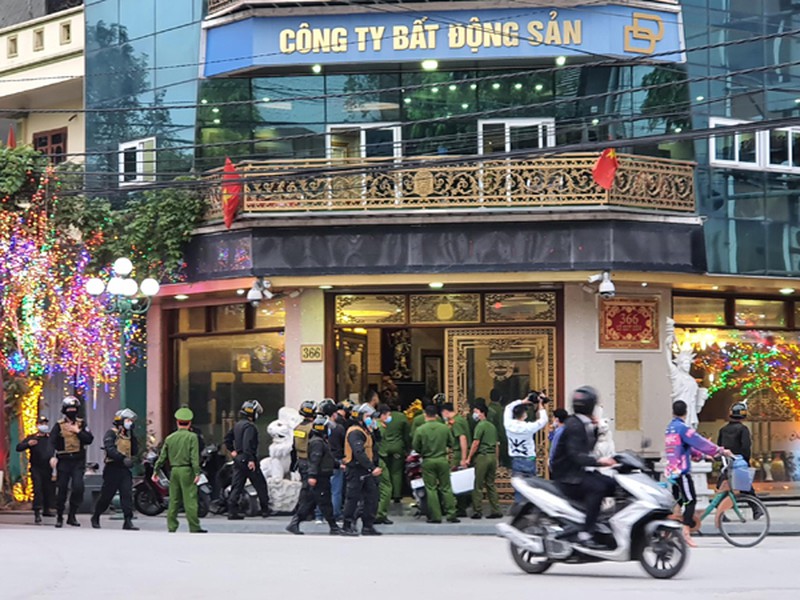 Lực lượng chức năng tỉnh Thái Bình tiến hành khám xét trụ công ty BĐS của vợ chồng Đường