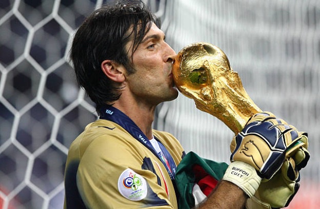 Buffon và ĐT Italia vô địch World Cup 2006.