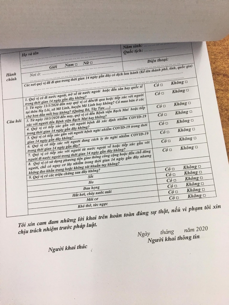 Tờ khai y tế được nhân viên Hiệu thuốc Phú Gia II phát cho khách hàng đến mua thuốc ho, cảm, sốt