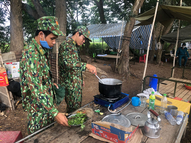 Mặc dù khó khăn nhưng cán bộ, chiến sĩ Đồn biên phòng Phú Hữu (huyện An Phú - An Giang) rất tự hào vì đã góp công sức cùng cả nước để phòng, chống dịch lây lan. Trong ảnh, các chiến sĩ Đồn biên phòng Phú Hữu chuẩn bị cơm trưa.