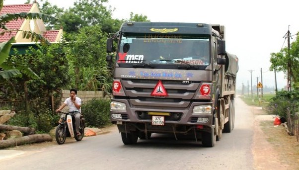 Trên tuyến đường có nhiều xe tải trọng lớn thường xuyên lưu thông