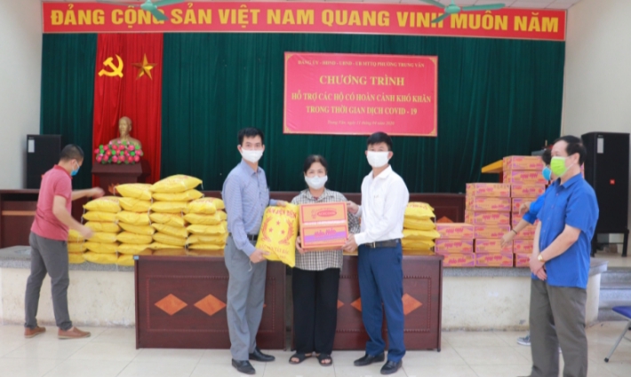 Đại diện chính quyền phường Trung Văn (quận Nam Từ Liêm) trao hỗ trợ cho những người dân có hoàn cảnh khó khăn trên địa bàn