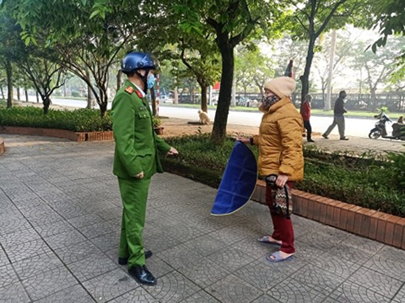 Tuần tra, tuyên truyền, nhắc nhở người dân trên địa bàn phường Phúc La (quận Hà Đông, Hà Nội) thực hiện nghiêm việc cách ly toàn xã hội hội để phòng, chống dịch Covid-19