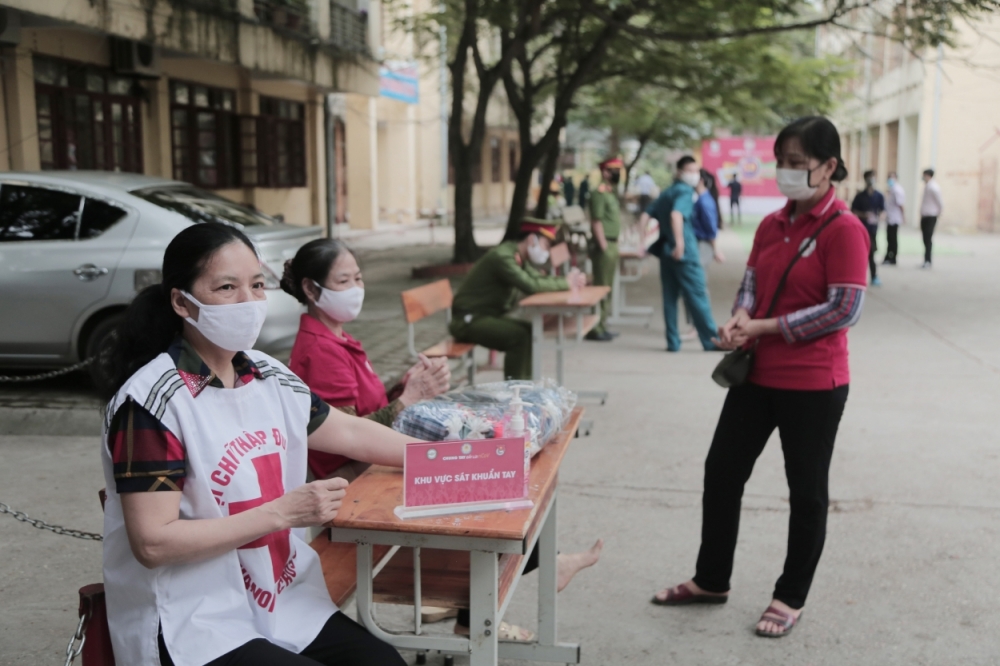 Những người đến tham gia chương trình được sát khuẩn tay cẩn thận