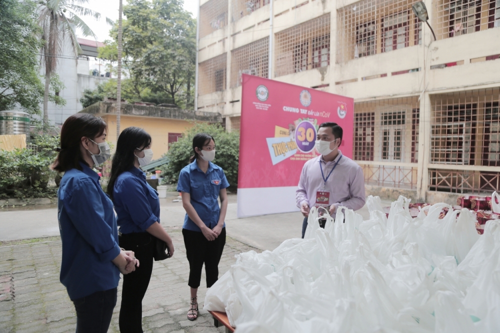 TS Lưu Hữu Đức, Bí thư Đoàn Thanh niên Học viện Tài chính trao đổi, thống nhất việc trao quà với lực lượng thanh niên tình nguyện