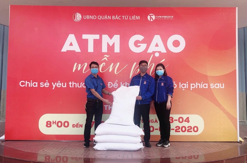 Thầy giáo Quyết (bên trái) cũng là người kết nối những tấm lòng nhân ái, hỗ trợ người dân có hoàn cảnh khó khăn