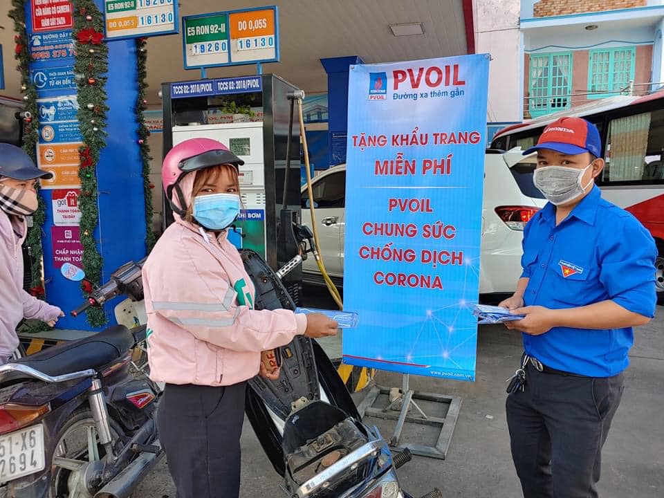 Nhân viên PVOIL tặng khẩu trang miễn phí phòng chống dịch Covid-19