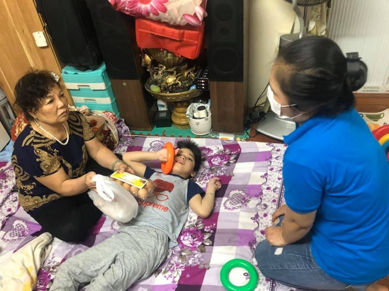 Tuổi trẻ quận Đống Đa (Hà Nội) trao suất ăn đến người dân