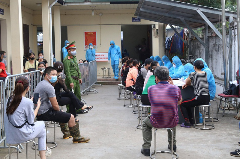 Bà con tiểu thương chợ Minh Khai (quận Bắc Từ Liêm, Hà Nội) xếp hàng lấy mẫu xét nghiệm Covid-19