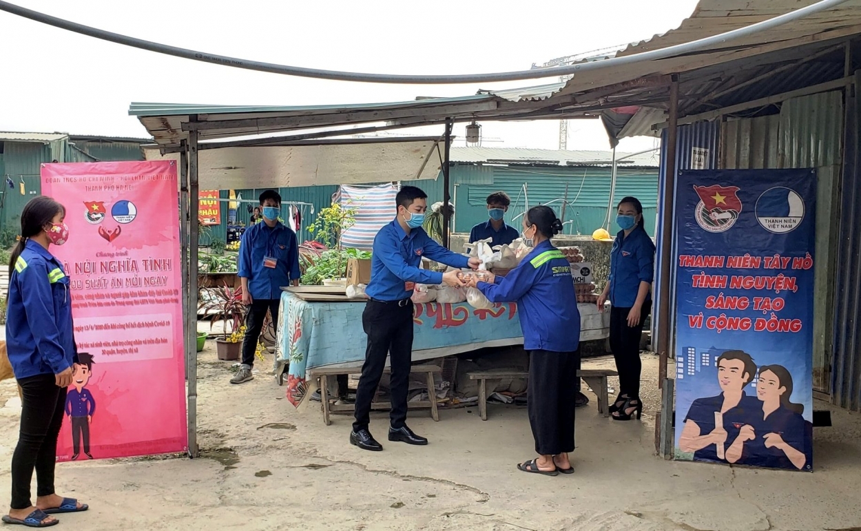 Thanh niên quận Tây Hồ trao tận tay người dân 200 suất ăn nghĩa tình