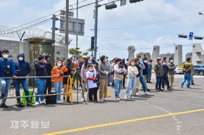 Người hâm mộ chờ trước doanh trại để đón Son Heung Min. Ảnh Yonhap.