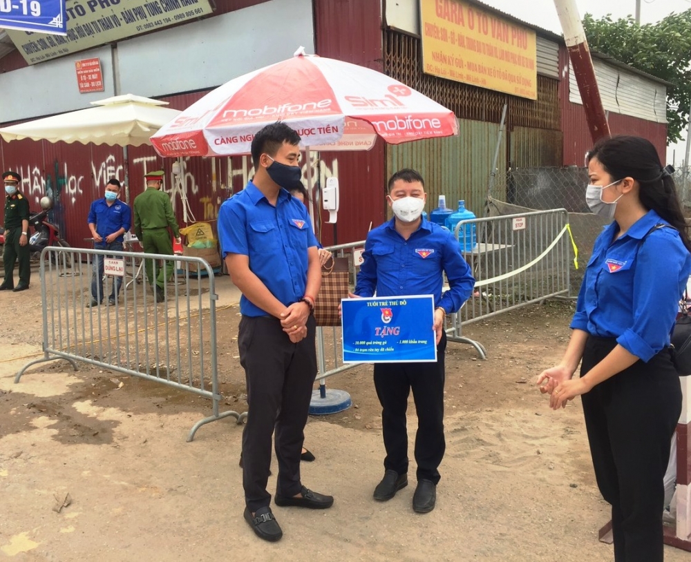 Anh Nguyễn Đức Tiến, Phó Bí thư Thành đoàn, Chủ tịch Hội Liên hiệp Thanh niên Việt Nam thành phố Hà Nội trao biển tượng trưng quà tặng và động viên thanh niên