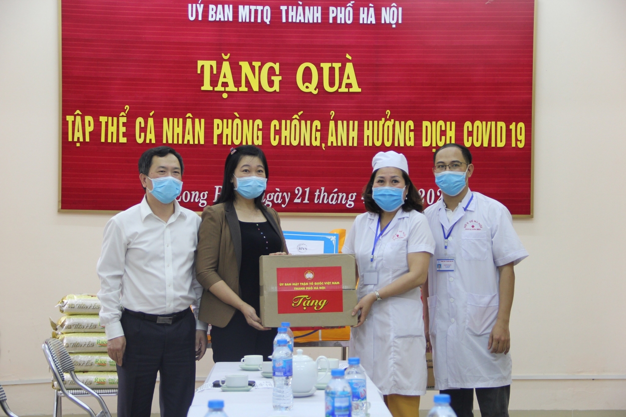 Chủ tịch Ủy ban MTTQ Việt Nam TP Hà Nội Nguyễn Lan Hương tặng quà, động viên lực lượng y bác sĩ của Trạm Y tế phường Long Biên