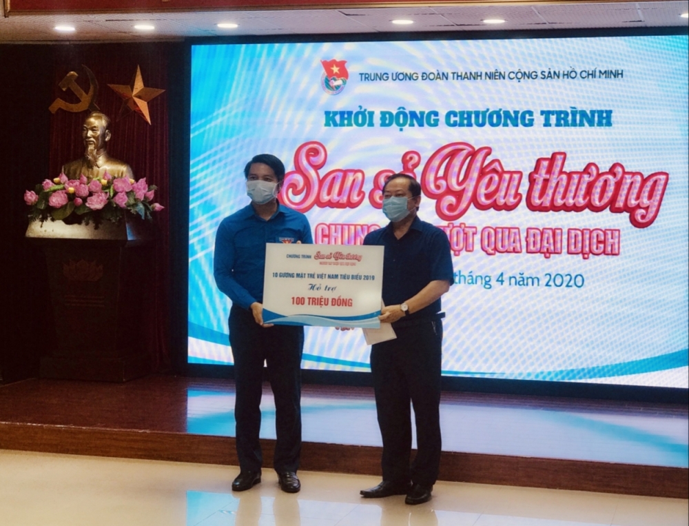 Anh Nguyễn Ngọc Lương, Bí thư Trung ương Đoàn, Chủ tịch Hội đồng Đội Trung ương tiếp nhận hỗ trợ chương trình “San sẻ yêu thương, chung tay vượt qua đại dịch