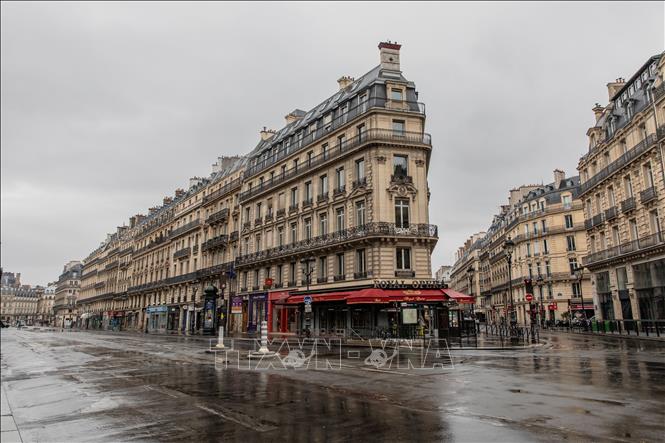 Cảnh vắng vẻ tại các tuyến phố ở Paris, Pháp ngày 6/4/2020 khi lệnh phong tỏa toàn quốc do dịch Covid-19 được ban bố