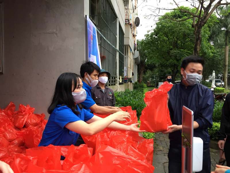 1.000 suất ăn trao tặng công nhân có hoàn cảnh khó khăn