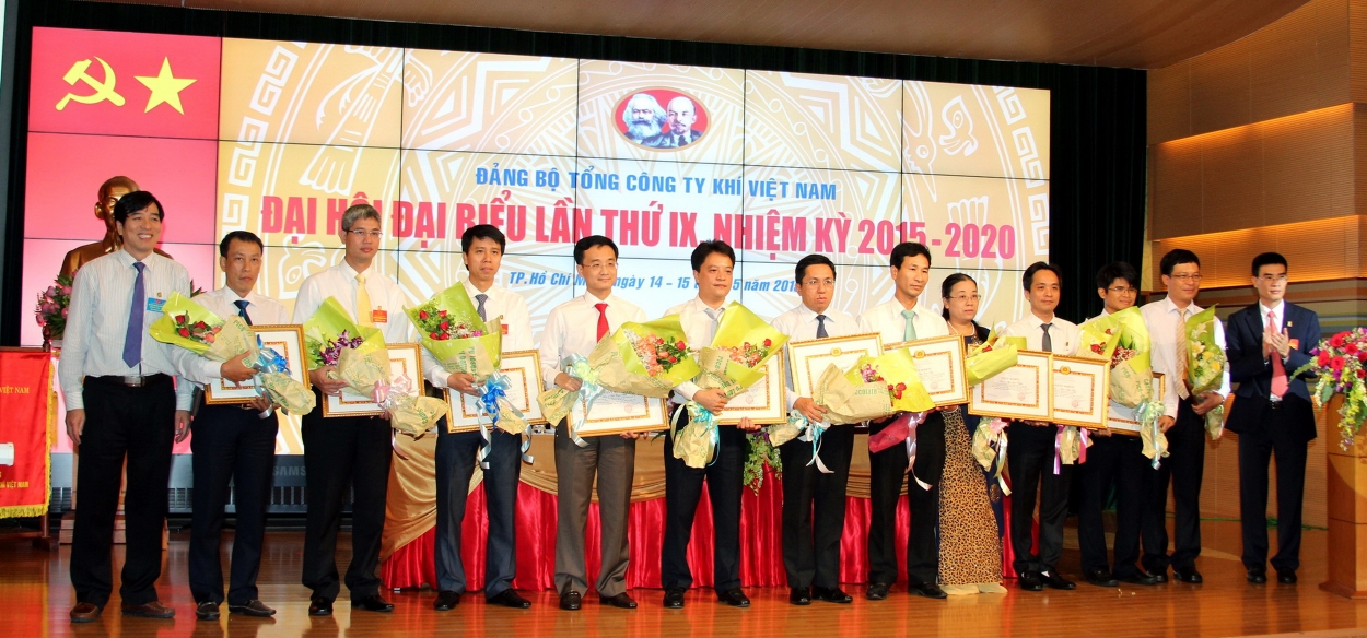 Khen thưởng đảng viên/tổ chức đảng xuất sắc tại Đại hội Đại biểu lần thứ IX của Đảng bộ PV GAS