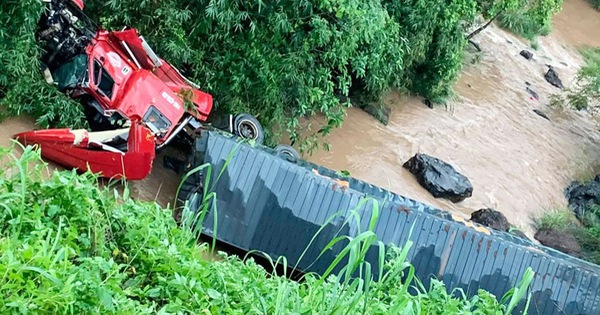 Quảng Ninh: Xe container rơi xuống vực, tài xế may mắn thoát chết