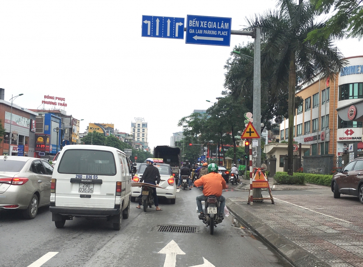 Lượng người và phương tiện tham gia giao thông khá đông đúc trong ngày đầu nới lỏng giãn cách xã hội