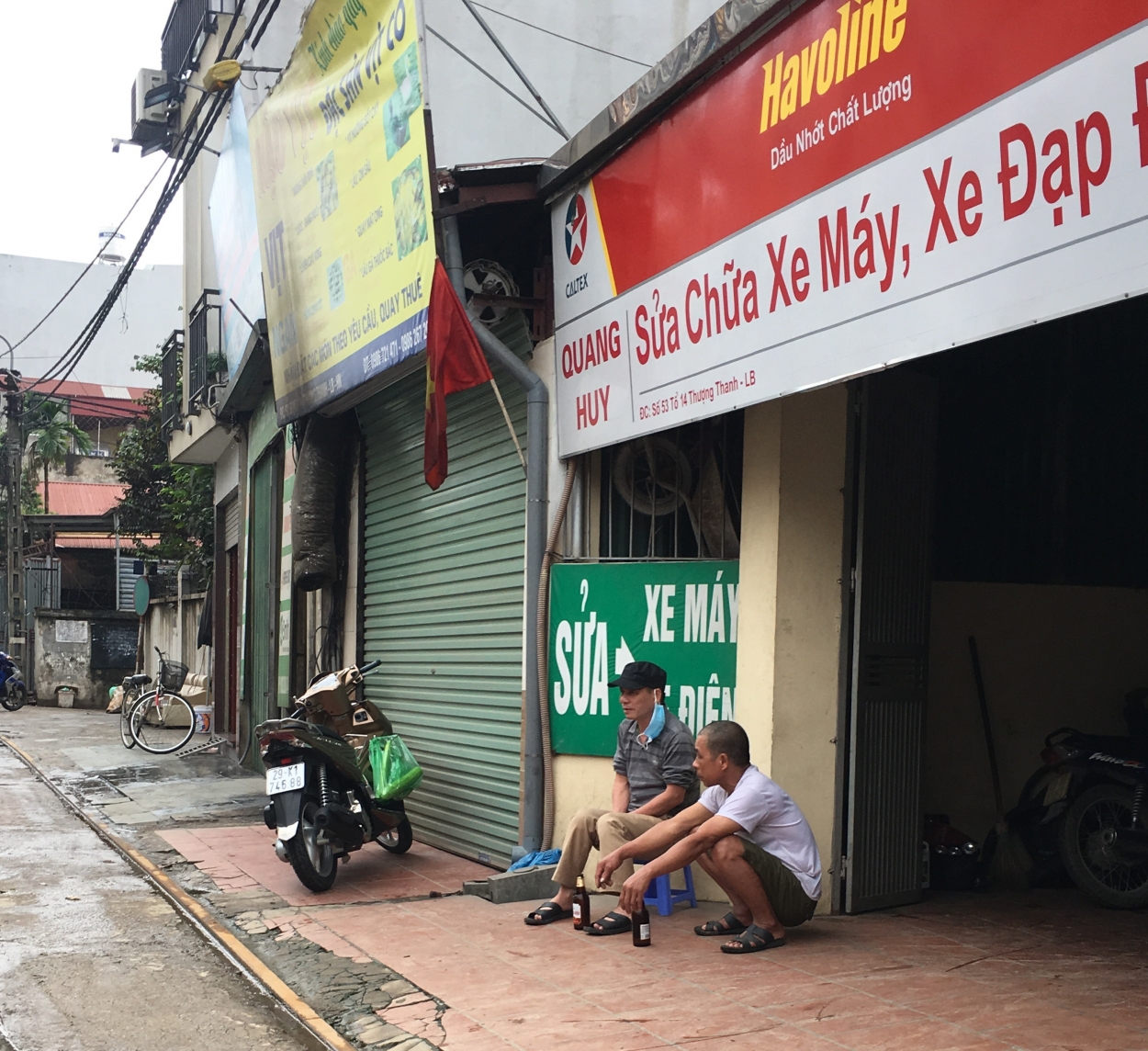 Hầu hết người dân ra ngoài đều sử dụng khẩu trang, tuy nhiên vẫn có nhiều người quên