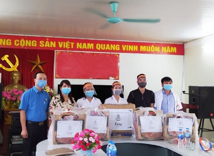 Liên đoàn Lao động thành phố Hà Nội trao 1.500 suất quà cho đoàn viên khó khăn