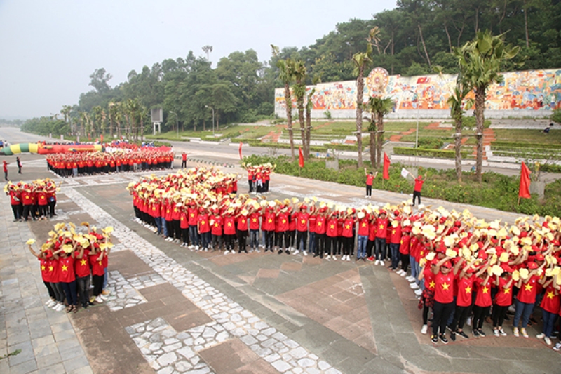 Các hội viên, thanh niên xếp hình bản đồ Việt Nam trong Hành trình