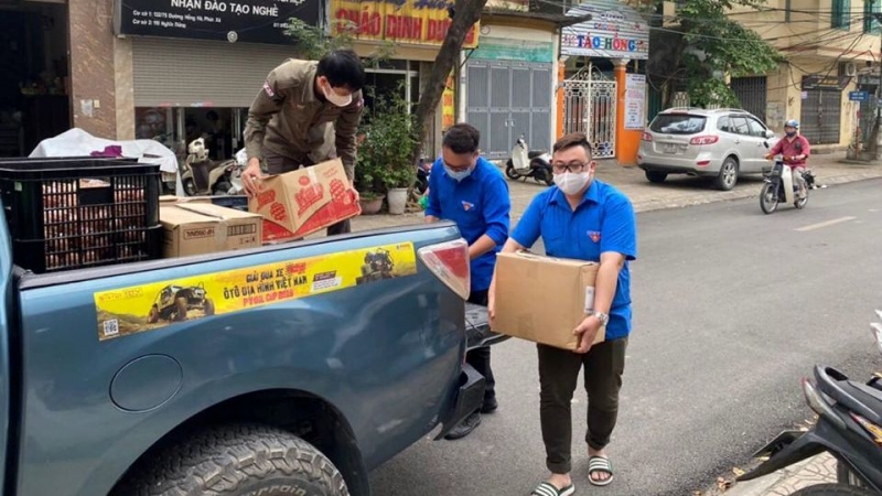 Không ngại khó khăn, vất vả các thành viên câu lạc bộ PVC vận chuyển suất ăn trong chương trình