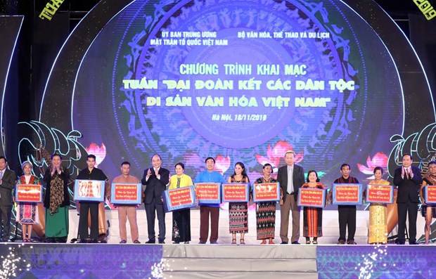 Thủ tướng Nguyễn Xuân Phúc trao quà cho đồng bào các dân tộc sống và sinh hoạt tại Làng Văn hóa-Du lịch các dân tộc Việt Nam năm 2019