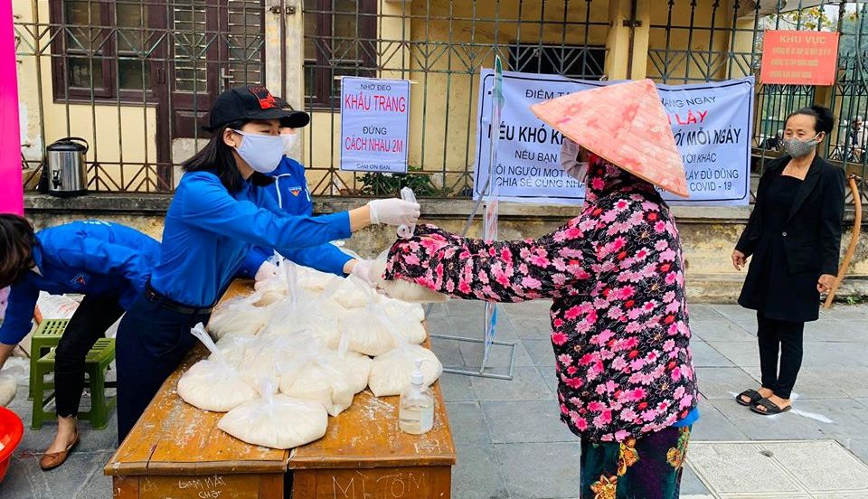 Bài 2: Càng gian khó càng ấm áp tình người