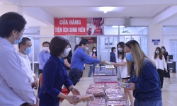 Công đoàn Giáo dục Việt Nam tặng quà hỗ trợ cho sinh viên khó khăn trong mùa dịch