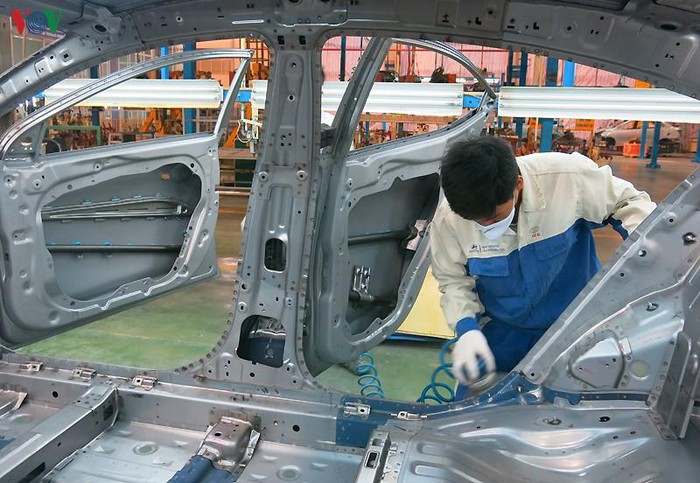 Các công nhân của nhà máy ô tô Hyundai tại Ninh Bình sẽ đều phải đeo khẩu trang khi làm việc (Ảnh: Vov.vn)