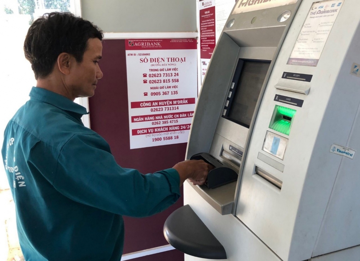 Nhiều tiện ích khi lĩnh lương hưu và trợ cấp BHXH qua thẻ ATM