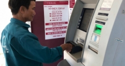 Nhiều tiện ích khi lĩnh lương hưu và trợ cấp BHXH qua thẻ ATM