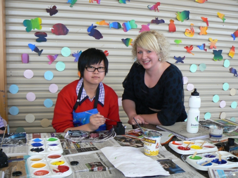 Nữ sinh Nguyễn Thanh Lam rất yêu thích môn học mỹ thuật ở New Zealand
