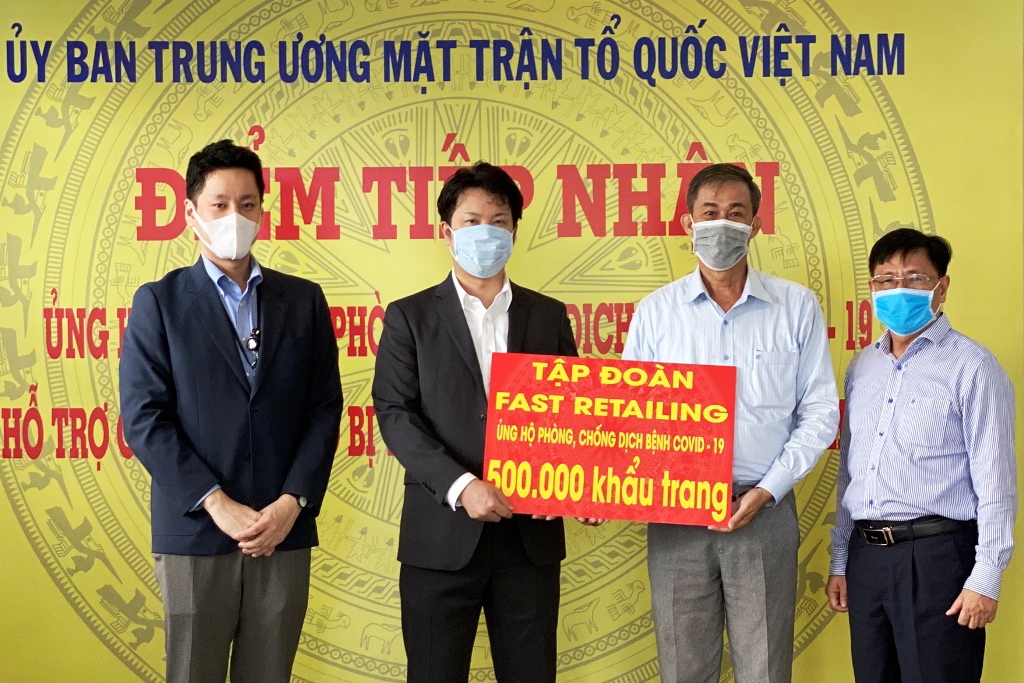 Tập đoàn Fast Retailing ủng hộ 500.000 khẩu trang chung tay phòng, chống dịch