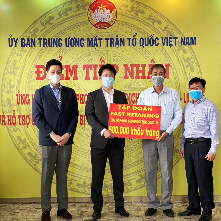 Tổng Giám đốc UNIQLO Việt Nam, đại diện Tập đoàn Fast Retailing, trao tặng đến đại diện Mặt trận Tổ quốc Việt Nam