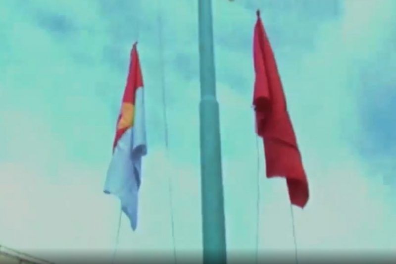 Cờ đỏ Sao Vàng và cờ Mặt trận Dân tộc Giải phóng miền Nam cùng được kéo lên trong ngày khai giảng năm học 1975 - 1976