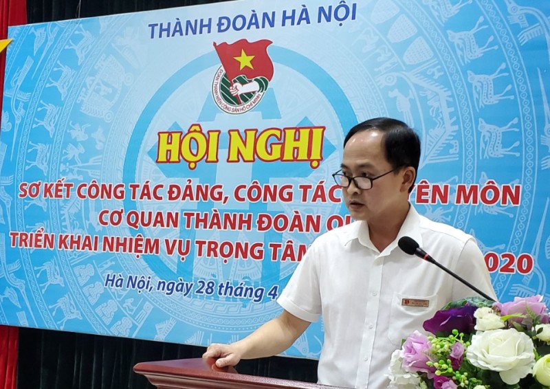 Đồng chí Nguyễn Đức Tuấn Phó Bí thư Đảng ủy, Cơ quan Thành đoàn Hà Nội trình bày báo cáo công tác Đảng quý I năm 2020