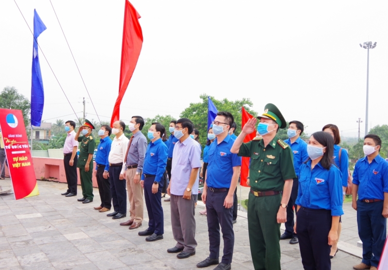 Các đồng chí đại diện lãnh Trung ương Đoàn - Hội LHTN Việt Nam, tỉnh Quảng Trị cùng hội viên, thanh niên thực hiện nghi lễ chào cờ