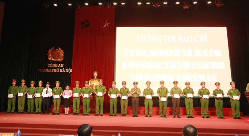 Lãnh đạo Bộ Công an trao thưởng nóng cho các đơn vị, cá nhân đã tích cực tham gia truy bắt đối tượng gây ra vụ cướp ngân hàng ở Sóc Sơn