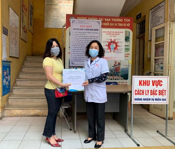 Đại diện trường Mầm non Thanh Xuân Bắc tặng quà động viên đội ngũ y, bác sĩ tại Trạm Y tế phường Thanh Xuân Bắc