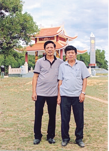 Ông Bàng Nguyên Thất (trái) cùng đồng đội thăm lại chiến trường Quảng Trị