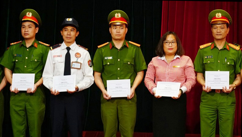 Hai nhân viên ngân hàng mưu trí, dũng cảm ngăn chặn vụ cướp ở Sóc Sơn được khen thưởng