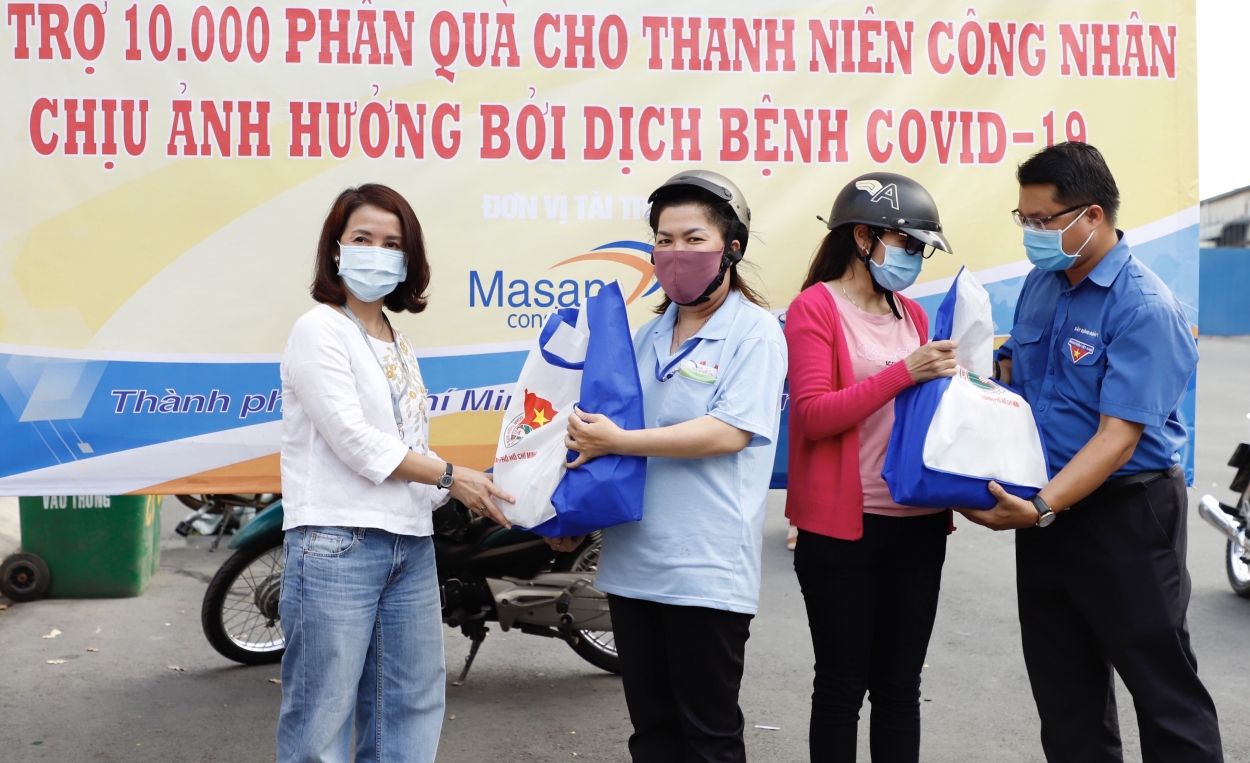 Đại diện Masan Consumer và Thành đoàn TP Hồ Chí Minh trao quà cho các công nhân